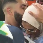 Jogador do Marrocos abraça mãe enquanto time comemora vitória contra a Holanda