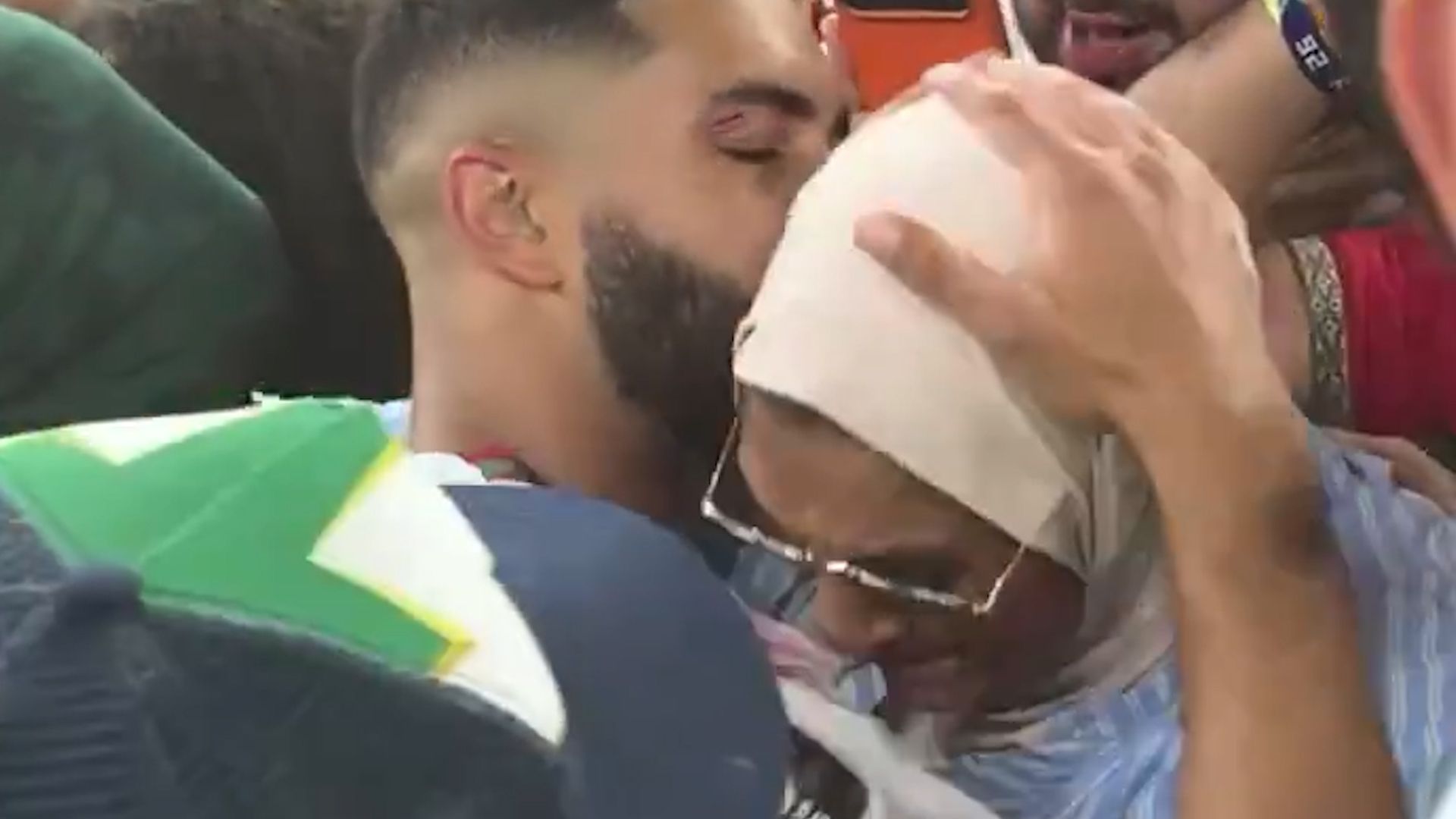Jogador do Marrocos abraça mãe enquanto time comemora vitória contra a Holanda