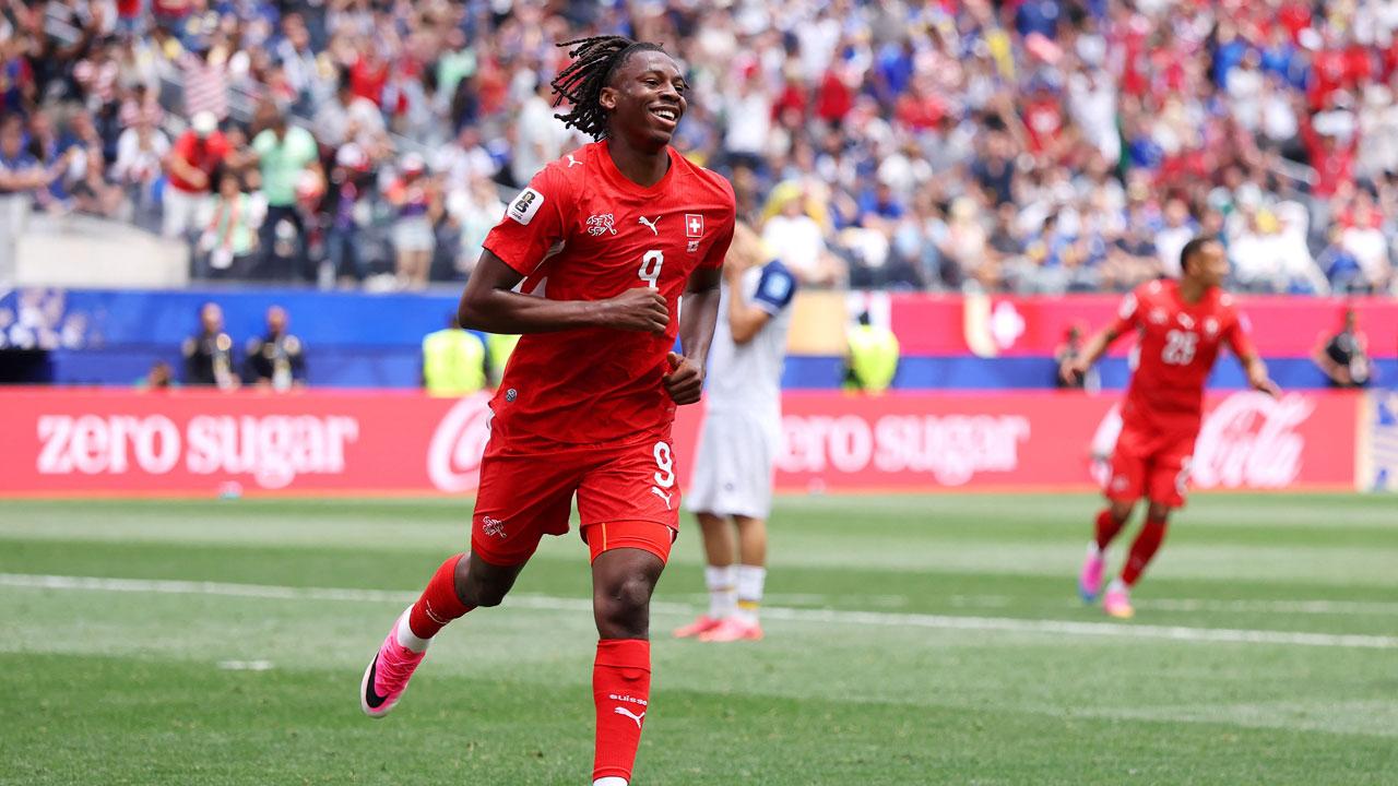 Johan Manzambi marca dois gols na vitória da Suíça sobre a Bósnia por 4 a 1 na Copa do Mundo