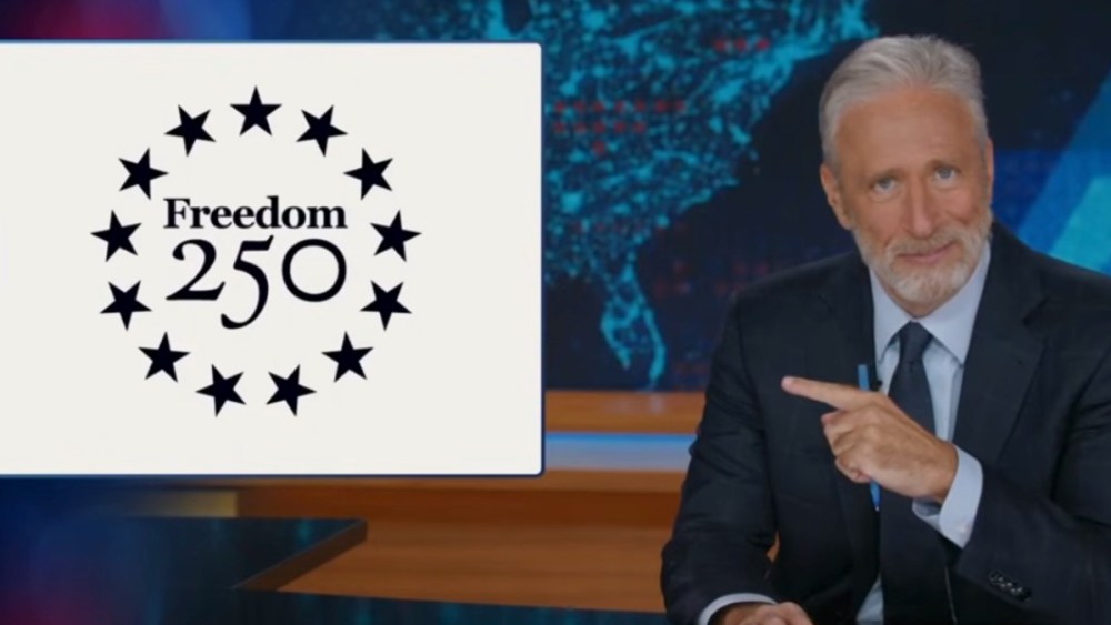 Jon Stewart critica o concerto Crumbling Freedom 250 de Donald Trump: 'Alguém ainda está se apresentando?'