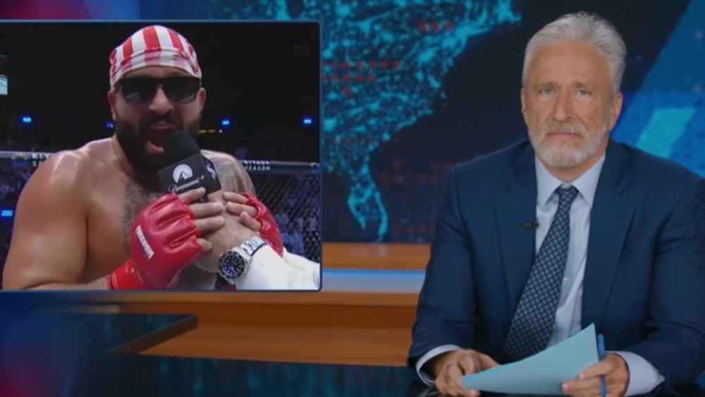 Jon Stewart critica o lutador Josh Hokit como um 'buraco' por dizer 'Michelle Obama é um homem' no UFC Freedom 250