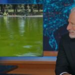 Jon Stewart mergulha na infestação de algas em espelhos d'água: 'Eles substituíram a água pelo orvalho da montanha?'