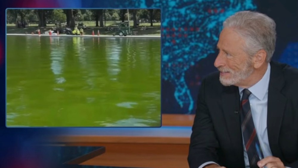 Jon Stewart mergulha na infestação de algas em espelhos d'água: 'Eles substituíram a água pelo orvalho da montanha?'