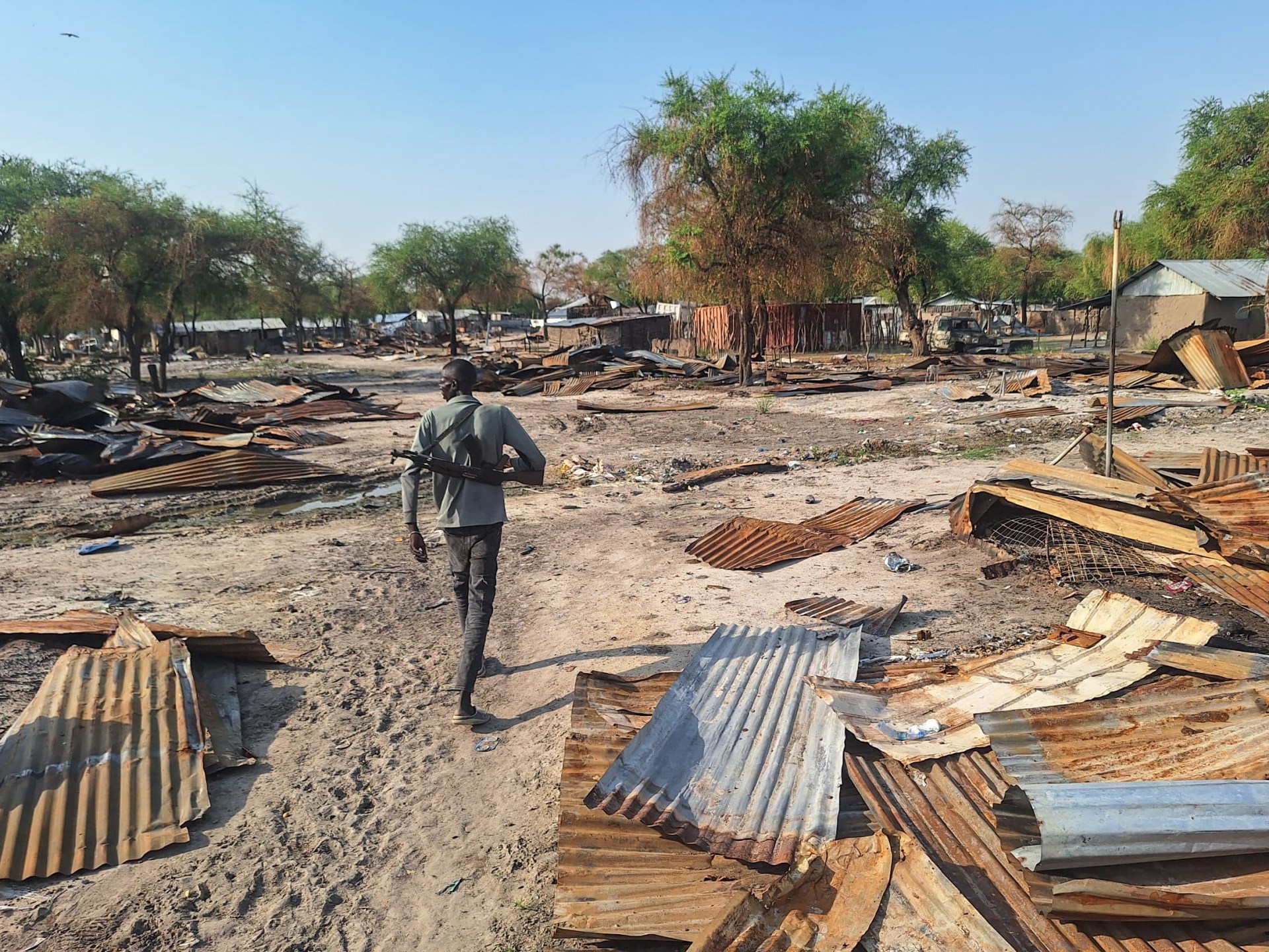 evacuados e os pacientes receberam alta horas antes do ataque, após o aumento das tensões e depois que MSF recebeu informações sobre um possível ataque contra a cidade. (Cortesia de MSF)