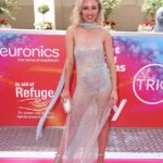 Jorgie Porter, de Hollyoaks, chiou em um vestido muito ousado enquanto liderava as chegadas no tapete vermelho do TRIC Awards na terça-feira