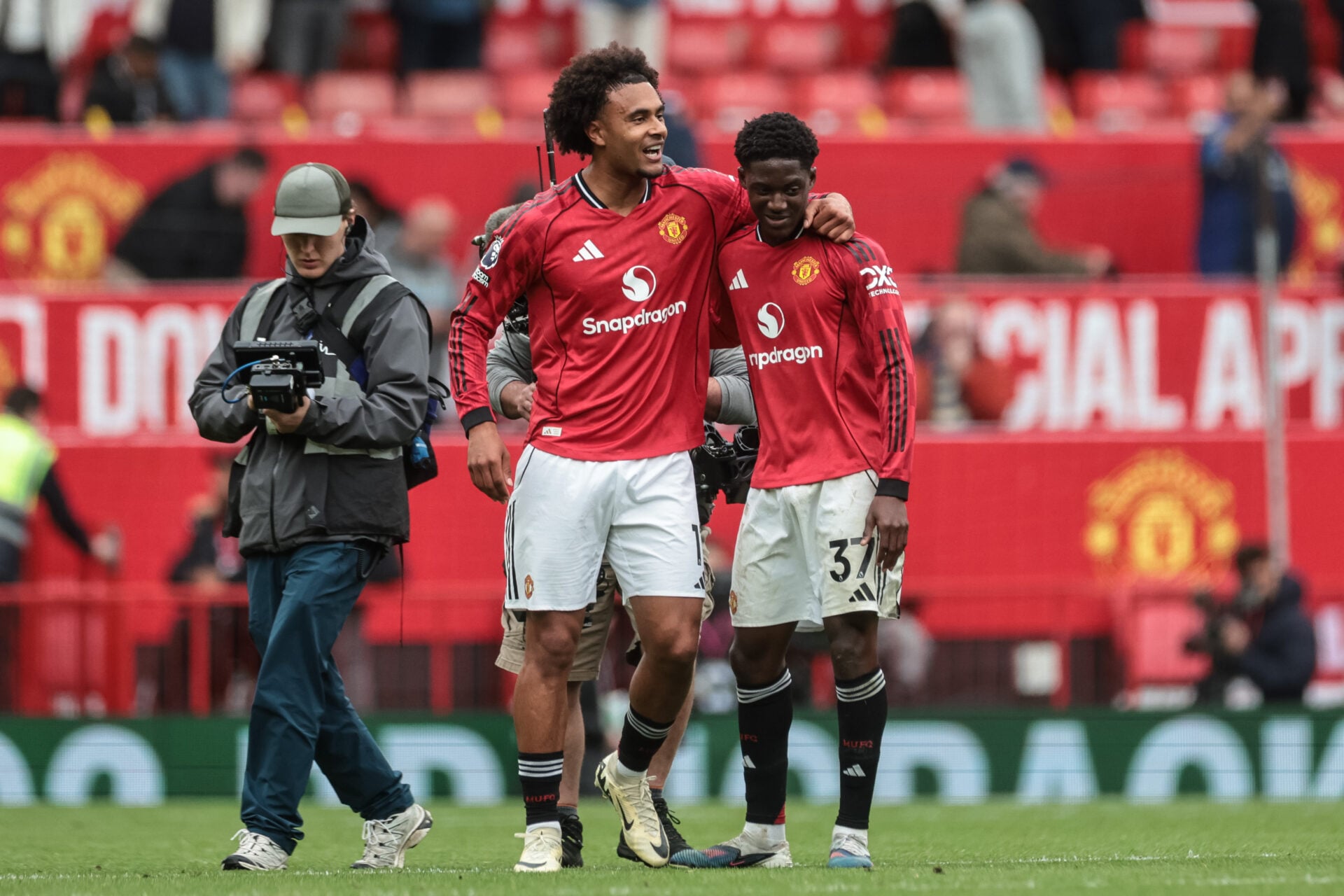 Joshua Zirkzee afirma que os times adversários não podem fazer nada contra Kobbie Mainoo durante as partidas do Man Utd