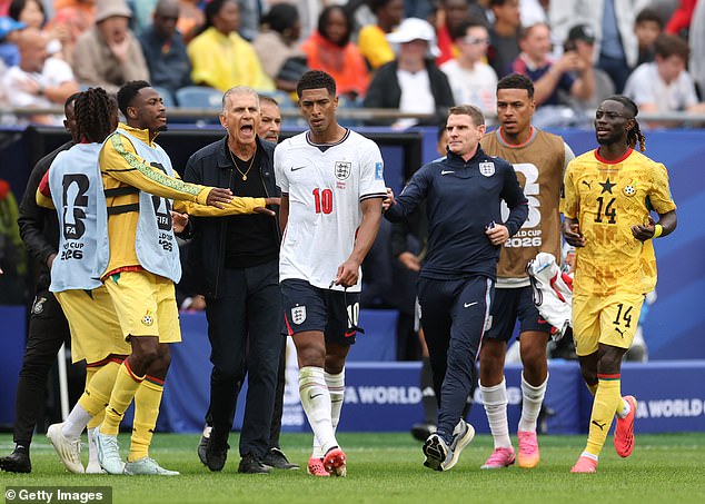 Jude Bellingham se envolveu em um confronto acirrado com o técnico de Gana, Carlos Queiroz, no intervalo do confronto da Copa do Mundo.