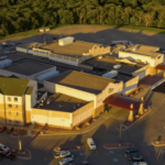 Vista aérea do Prairie's Edge Casino Resort em Minnesota, o complexo hoteleiro e de jogos da Upper Sioux Community no centro de um projeto tribal de energia solar e disputa de serviços públicos.