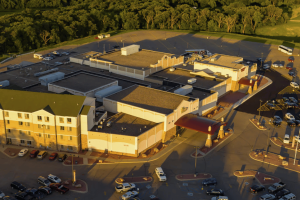 Vista aérea do Prairie's Edge Casino Resort em Minnesota, o complexo hoteleiro e de jogos da Upper Sioux Community no centro de um projeto tribal de energia solar e disputa de serviços públicos.