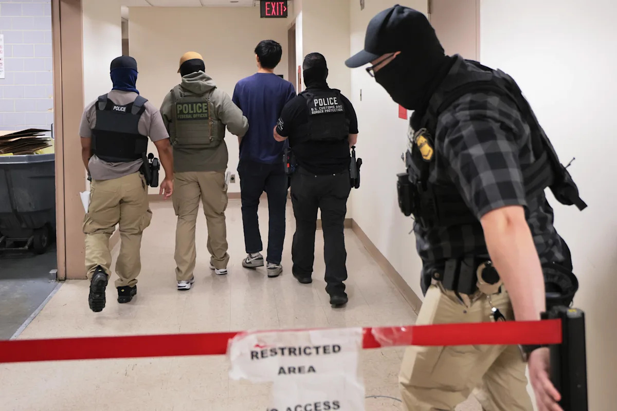 Juiz impede administração Trump de prender imigrantes em tribunais
