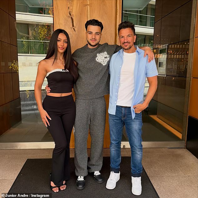 Junior Andre compartilhou uma emocionante homenagem à sua família após um aniversário de 21 anos cheio de tequila, ao dizer que 'o maior presente são memórias que duram para sempre' em uma postagem no Instagram na segunda-feira