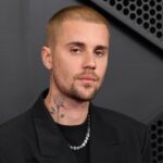 Justin e Hailey Bieber passam a noite no jogo de hóquei Toronto Maple Leaves