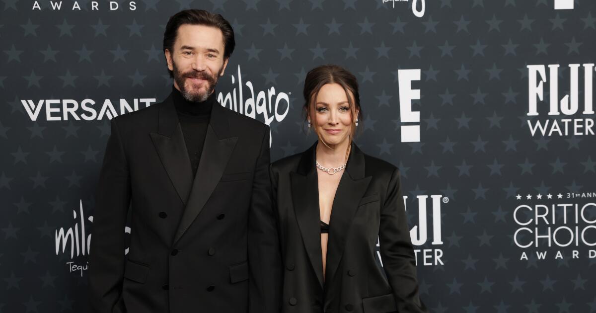 Kaley Cuoco anuncia que está esperando seu segundo filho com o noivo Tom Pelphrey