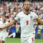 Jude Bellingham, da Inglaterra (C), comemora após marcar o terceiro gol de seu time com Harry Kane (L) e Noni Madueke (R) durante a partida do Grupo L da Copa do Mundo da FIFA 2026
