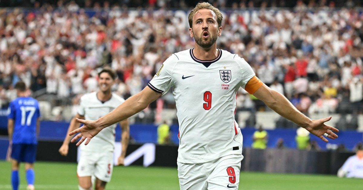 Jude Bellingham, da Inglaterra (C), comemora após marcar o terceiro gol de seu time com Harry Kane (L) e Noni Madueke (R) durante a partida do Grupo L da Copa do Mundo da FIFA 2026