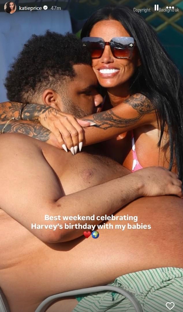 Katie Price voltou ao Instagram na segunda-feira com uma foto dela e do filho Harvey depois de ficar 'furiosa' por causa da proibição da mídia social