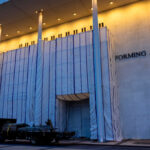 Uma equipe de trabalho ajusta a lona que cobre o andaime do Kennedy Center para permitir o acesso a uma grande porta em 13 de junho de 2026. / Crédito: Foto de Robb Hill/The Washington Post via Getty Images