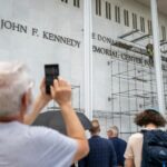 Kennedy Center perde prazo do juiz para retirar nome de Trump do prédio e pede mais tempo