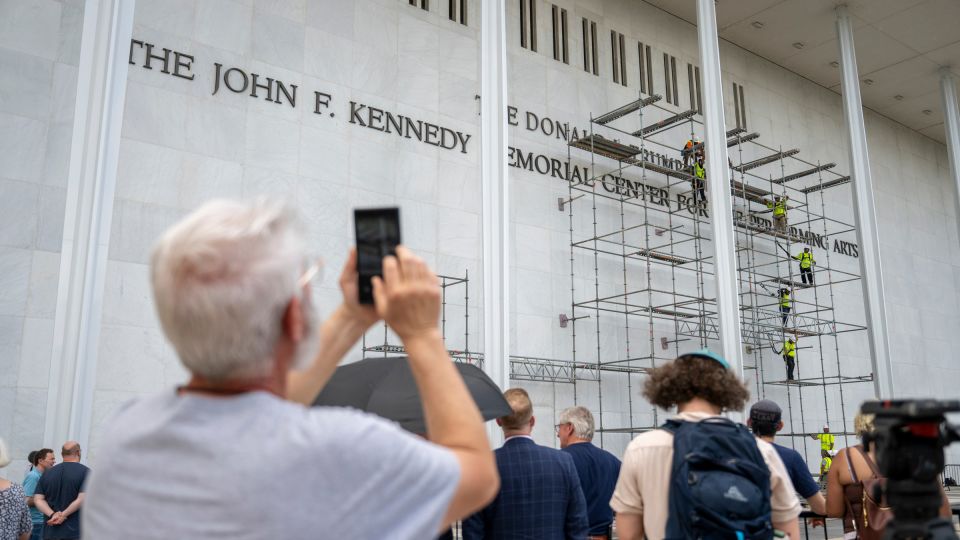 Kennedy Center perde prazo do juiz para retirar nome de Trump do prédio e pede mais tempo