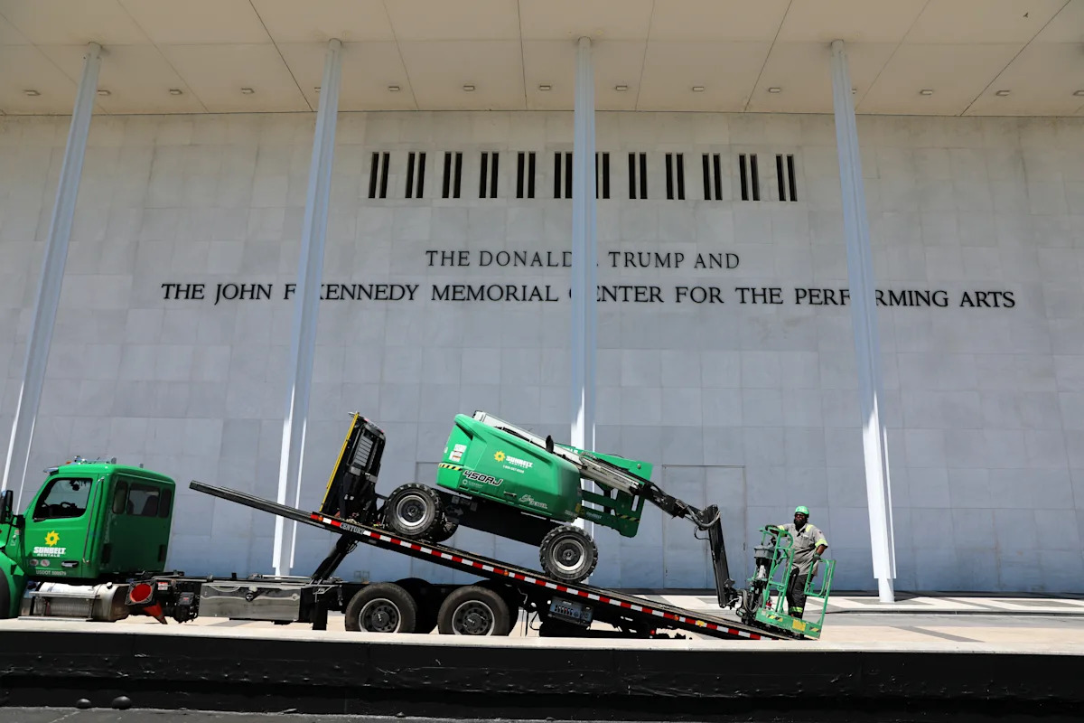 Kennedy Center toma medidas para apagar referências a Trump depois que o juiz disse que elas foram adicionadas ilegalmente