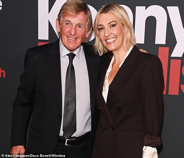 Sir Kenny Dalglish confirmou que está em tratamento para um diagnóstico de câncer (foto com a filha e apresentadora Kelly Cates)