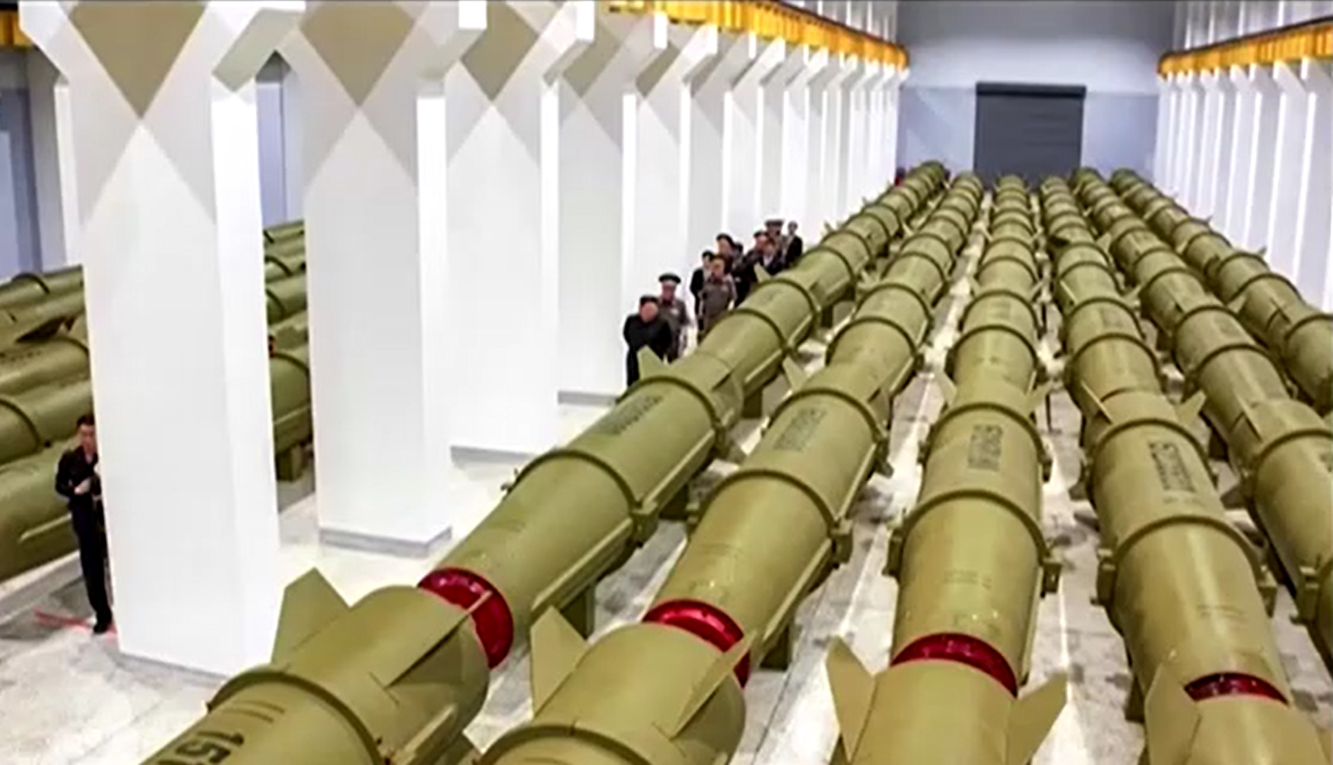 Kim Jong Un, da Coreia do Norte, inspeciona munições em fábrica de armas
