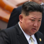 Kim da Coreia do Norte observa testes de armas e pede postura militar “mortal e destrutiva”