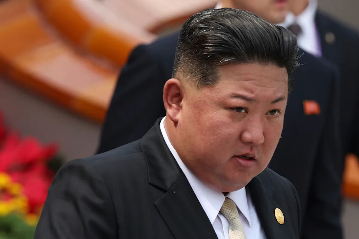 Kim da Coreia do Norte observa testes de armas e pede postura militar “mortal e destrutiva”