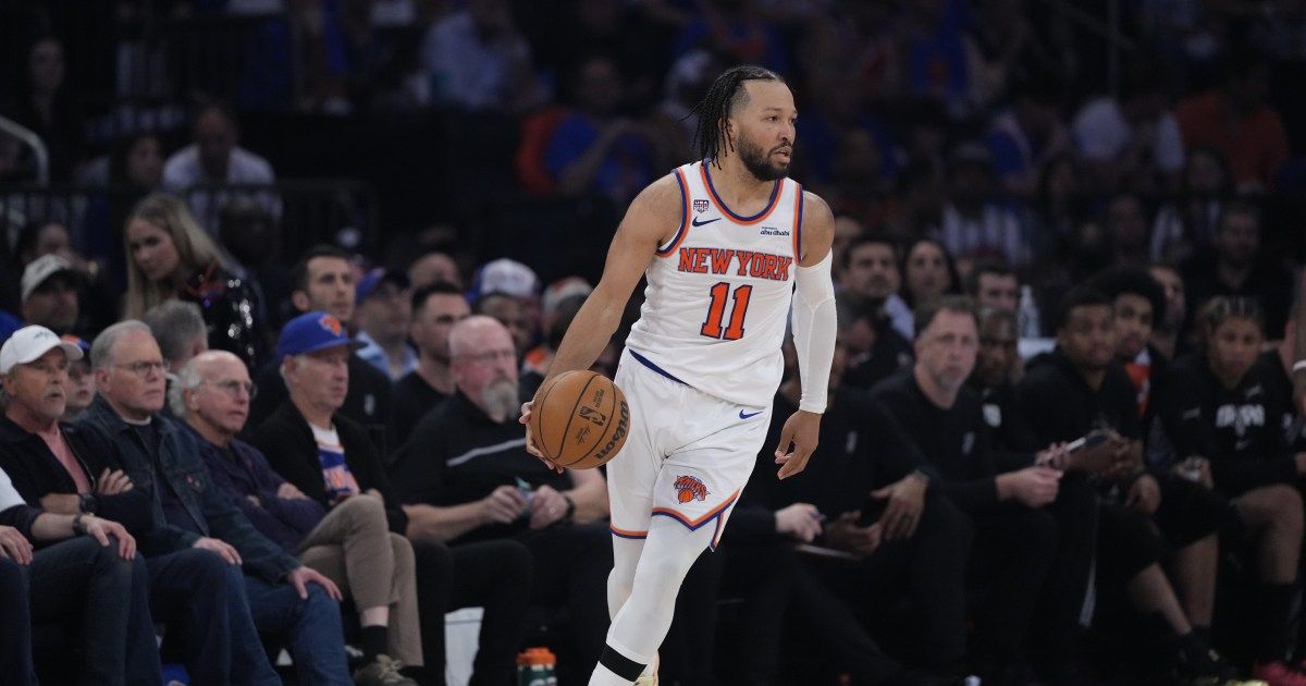 O atacante do New York Knicks, Og ​​Anunoby (8), tenta chutar sobre o atacante do San Antonio Spurs, Victor Wembanyama (1), durante a primeira metade do jogo 4 da série de basquete das finais da NBA, quarta-feira, 10 de junho de 2026, em Nova York. (Foto AP/Frank Franklin II)