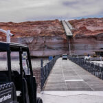 Os baixos níveis de água no Lago Powell são aparentes nesta imagem de fevereiro de 2026 que mostra o final de uma doca flutuante pendurada em um penhasco em Antelope Marina em Page, Arizona. Os trabalhadores abriram um novo caminho para a água através da rocha sólida.