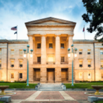 Edifício do Capitólio do Estado da Carolina do Norte em Raleigh, onde os legisladores aprovaram o projeto de lei 595 do Senado que altera os impostos sobre apostas esportivas, os requisitos de relatórios e os ganhos em jogos de azar com participação.