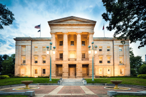 Edifício do Capitólio do Estado da Carolina do Norte em Raleigh, onde os legisladores aprovaram o projeto de lei 595 do Senado que altera os impostos sobre apostas esportivas, os requisitos de relatórios e os ganhos em jogos de azar com participação.