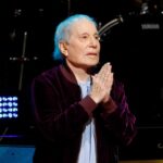 Leia a carta de Paul Simon para o funeral de Clive Davis, resumindo 60 anos de amizade