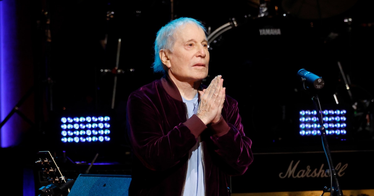 Leia a carta de Paul Simon para o funeral de Clive Davis, resumindo 60 anos de amizade