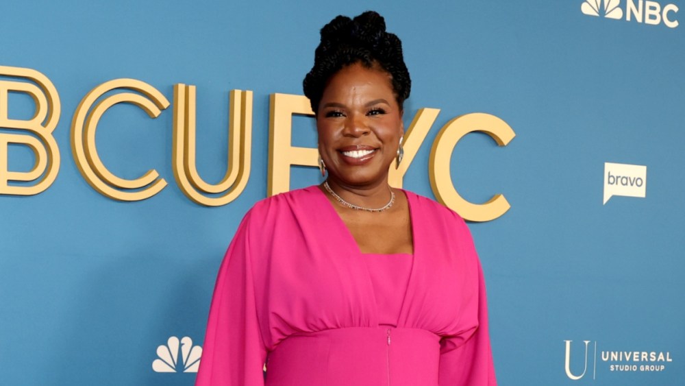 Leslie Jones diz que foi 'frustrante' que os escritores de 'SNL' sempre a classificassem como a 'garota que estava com raiva e espancava as pessoas'