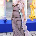 Lily Allen impressionou com um vestido de malha deslumbrante enquanto liderava as estrelas na festa de verão da Royal Academy of Arts em Londres na quarta-feira.