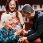 Lisa Lu, atriz centenária e homenageada pelo conjunto de sua obra em Xangai, se reúne com os fãs na exibição do filme restaurado 'The Arch'