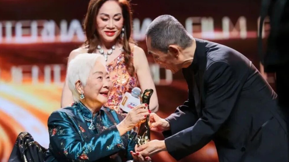 Lisa Lu, atriz centenária e homenageada pelo conjunto de sua obra em Xangai, se reúne com os fãs na exibição do filme restaurado 'The Arch'