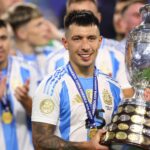 Lisandro Martinez é eleito a 'camisa mais bonita do mundo' após 598 dias de ausência