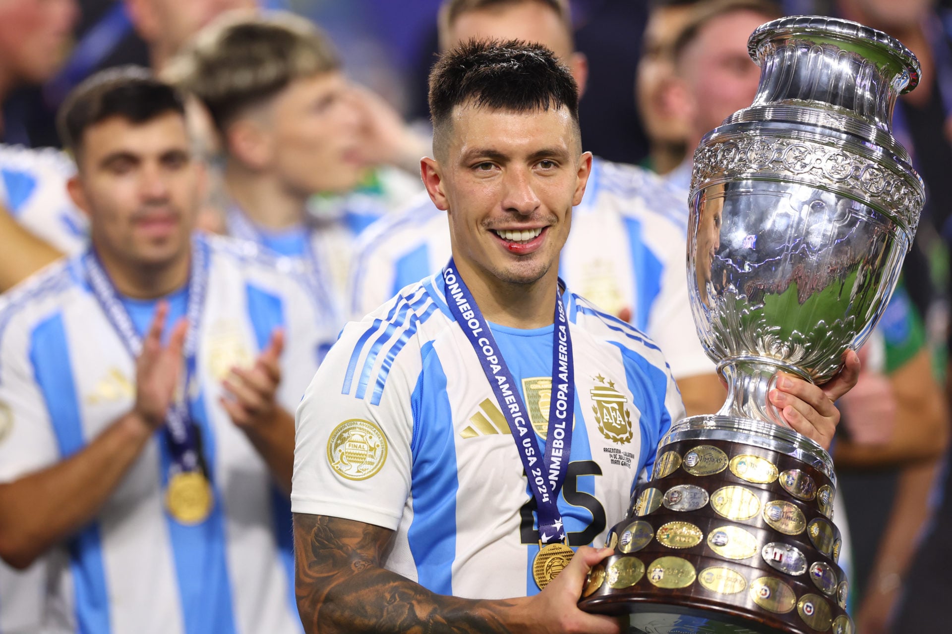 Lisandro Martinez é eleito a 'camisa mais bonita do mundo' após 598 dias de ausência