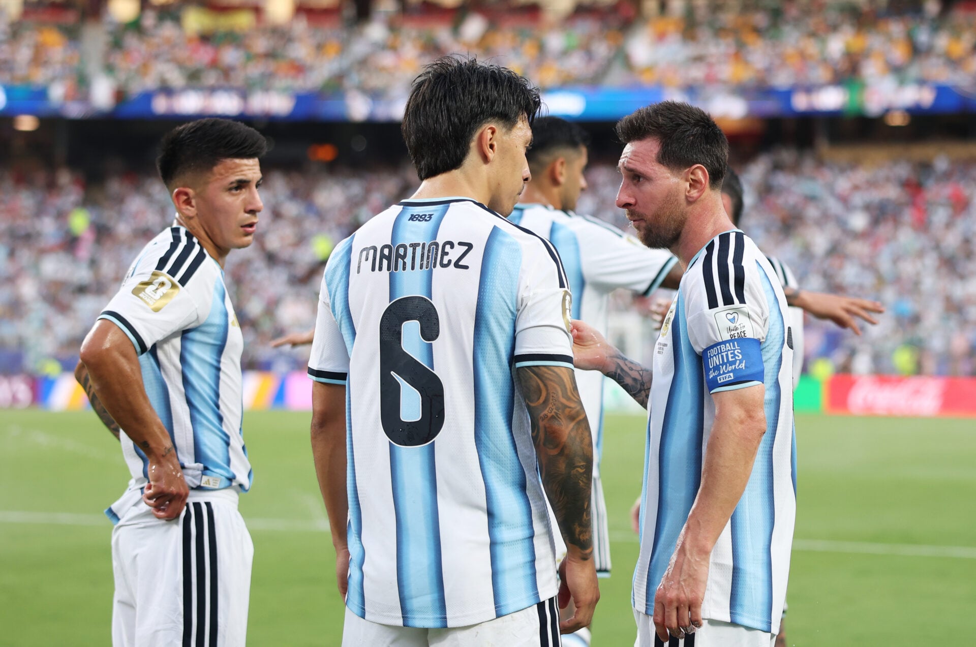 Lisandro Martinez envia mensagem 'louca' para Lionel Messi após hattrick da Argentina, resposta do alvo do Man Utd