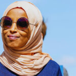Deputada Ilhan Omar falando em uma coletiva de imprensa no Capitólio em Washington, DC