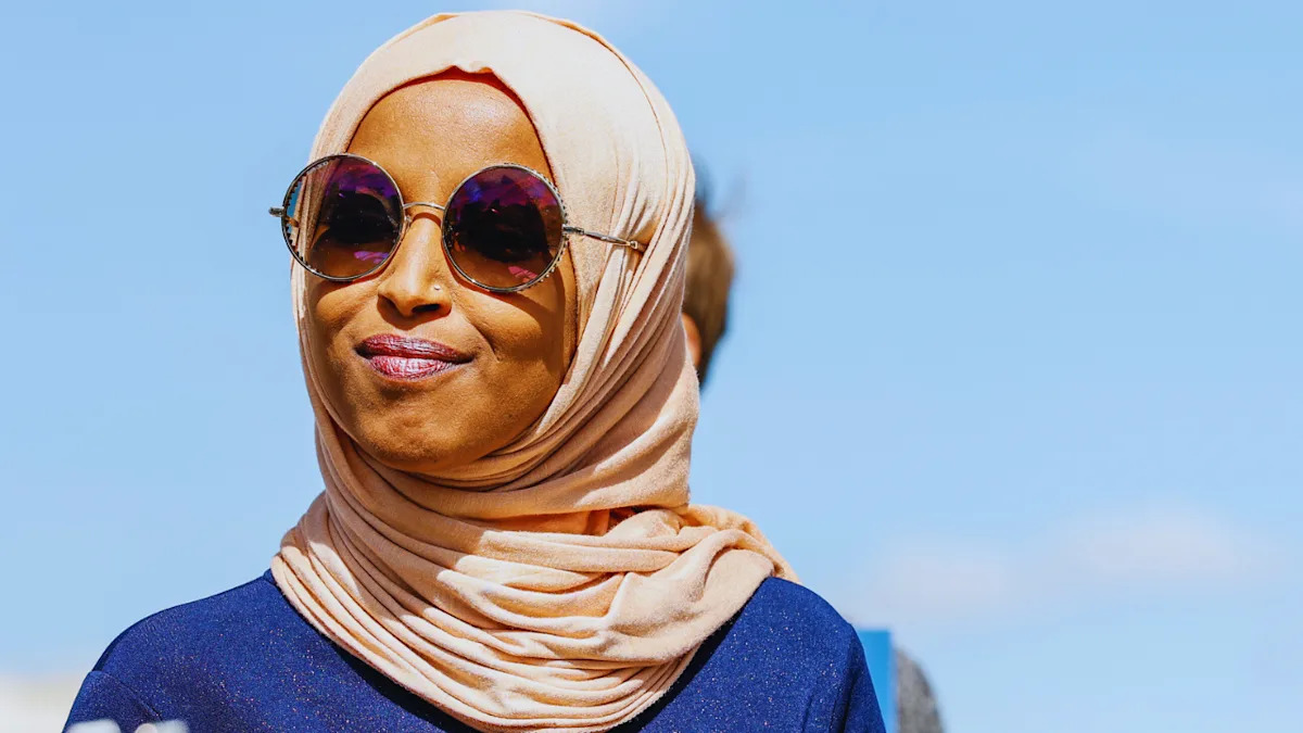 Deputada Ilhan Omar falando em uma coletiva de imprensa no Capitólio em Washington, DC