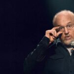 Louis CK se apresenta durante o Festival de Comédia de Nova York de 2025 no Beacon Theatre em 14 de novembro de 2025 na cidade de Nova York. (Michael Loccisano/Getty Images)