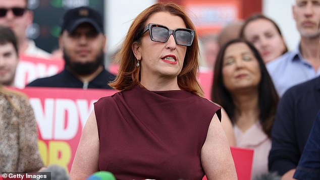 Louise Haigh, que já serviu como Secretária de Transportes de Starmer, alertou o PM para sair silenciosamente