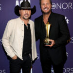 Jason Aldean e Luke Bryan participam da 17ª edição do Academy Of Country Music Honors no Ryman Auditorium em 21 de agosto de 2024 em Nashville, Tennessee.