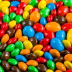 M&M's para remover corantes artificiais e eliminar duas cores icônicas