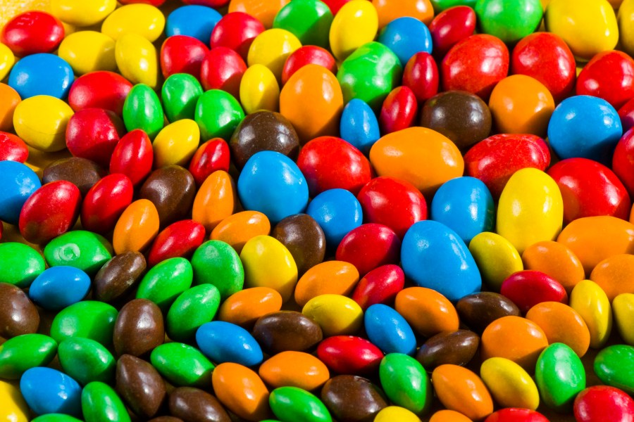 M&M's para remover corantes artificiais e eliminar duas cores icônicas