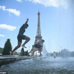 A França está sendo atingida por uma onda de calor sufocante. Na foto: Pessoas pulam na Fonte do Trocadero, perto da Torre Eiffel, durante uma onda de calor em Paris