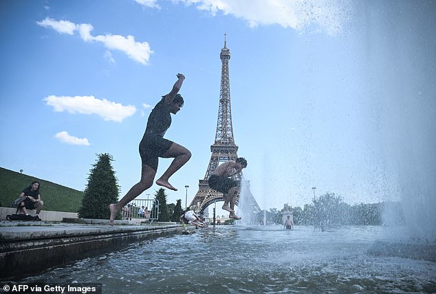 A França está sendo atingida por uma onda de calor sufocante. Na foto: Pessoas pulam na Fonte do Trocadero, perto da Torre Eiffel, durante uma onda de calor em Paris